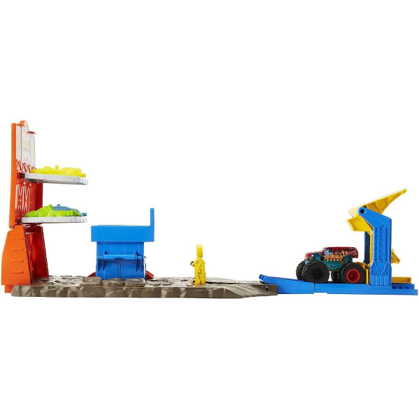 Ігровий набір Хот Вілс Монстер тракс Пригоди на станції Hot Wheels Monster Trucks Blast Station (HFB12)